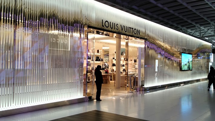 People walk passing through Louis Vuitton Shop at Gaysorn Plaza  Bangkok   Thailand Stock Photo  Alamy